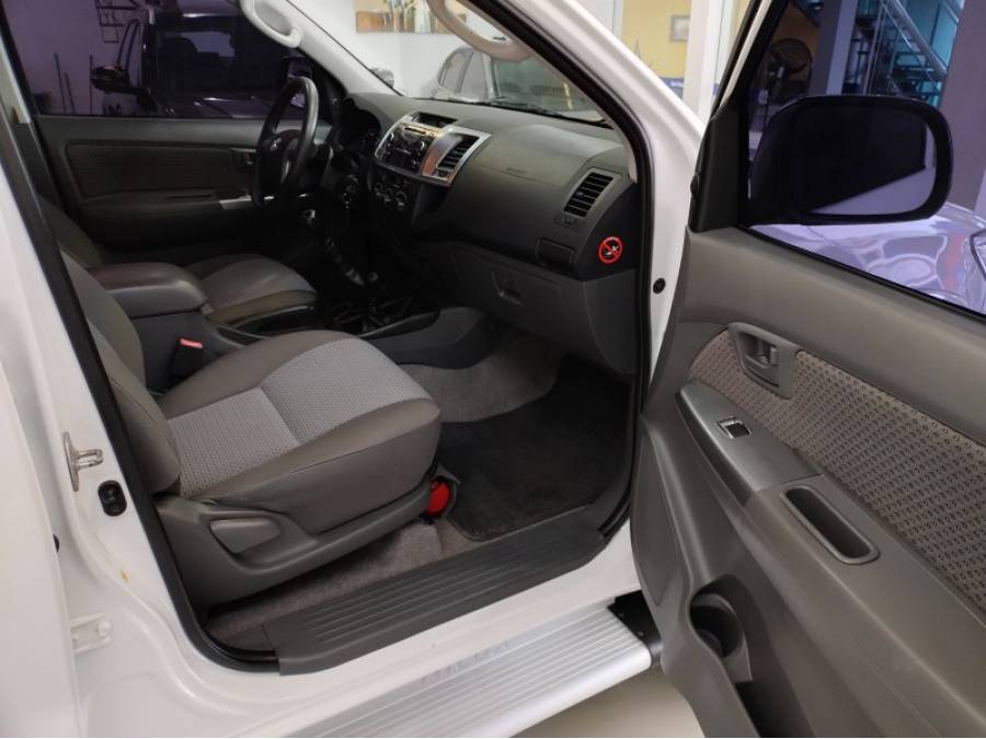 TOYOTA - HILUX - 2015/2015 - Branca - R$ 135.000,00