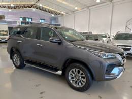 TOYOTA - HILUX SW4 - 2023/2023 - Cinza - R$ 325.000,00