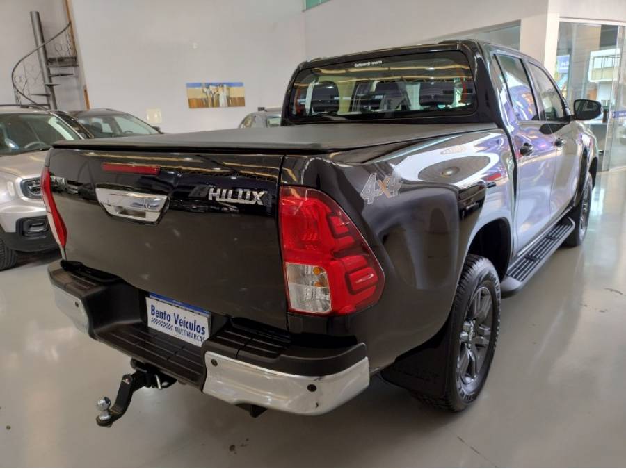 TOYOTA - HILUX - 2023/2024 - Preta - R$ 240.000,00