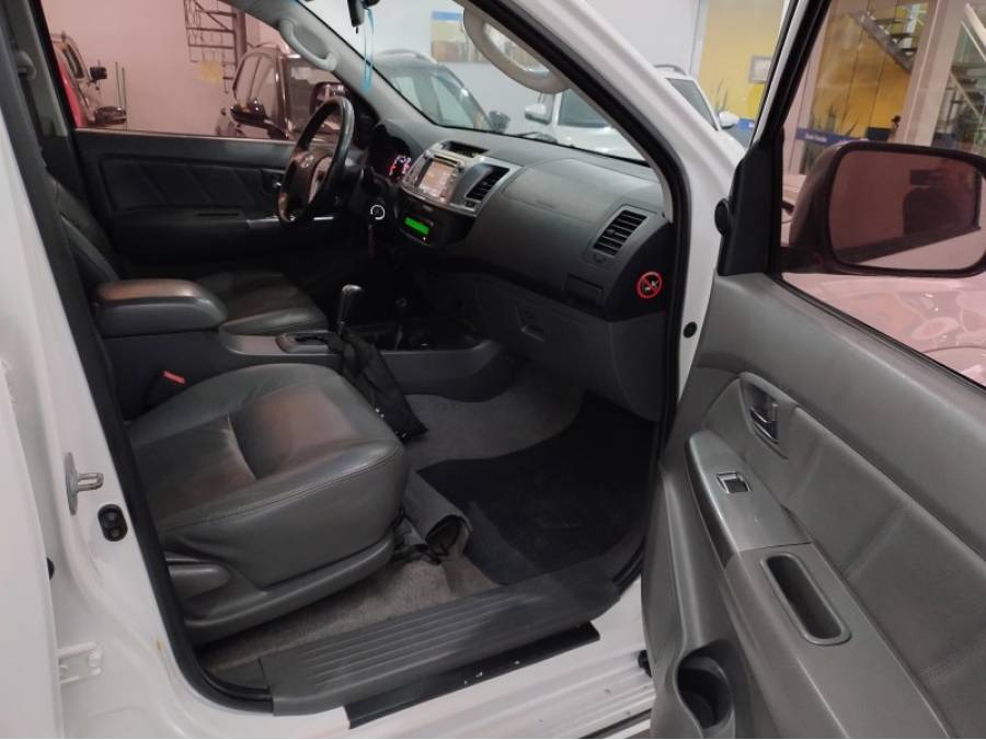 TOYOTA - HILUX - 2014/2014 - Branca - R$ 140.900,00