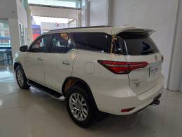 TOYOTA - HILUX SW4 - 2021/2021 - Branca - R$ 298.000,00