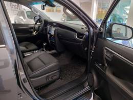 TOYOTA - HILUX SW4 - 2023/2023 - Cinza - R$ 325.000,00