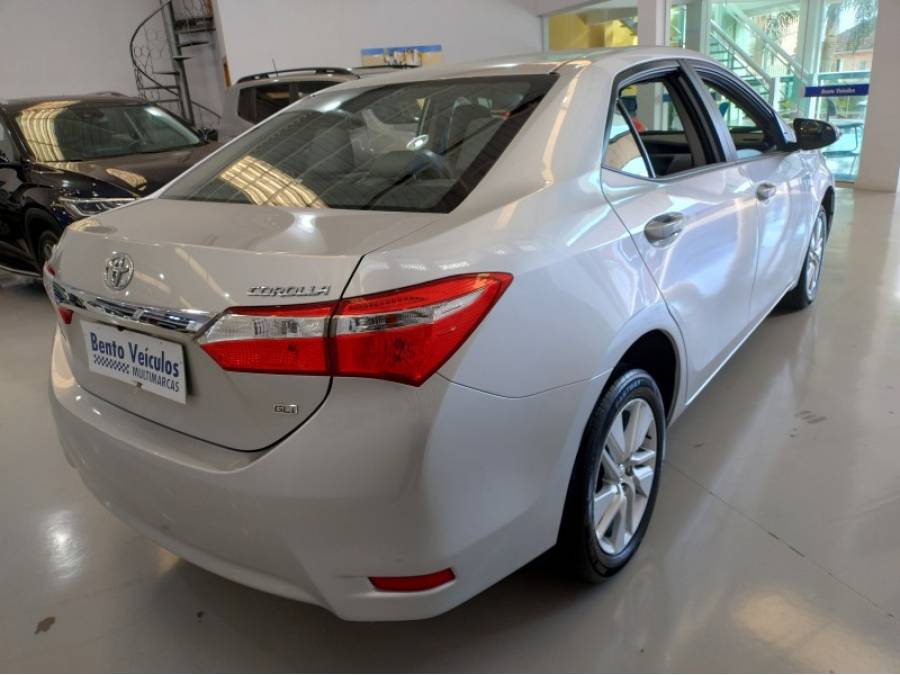 TOYOTA - COROLLA - 2016/2017 - Prata - R$ 84.900,00