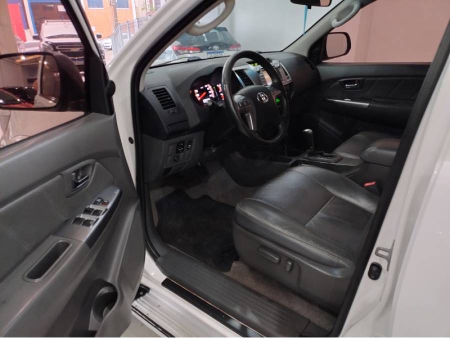 TOYOTA - HILUX - 2014/2014 - Branca - R$ 140.900,00