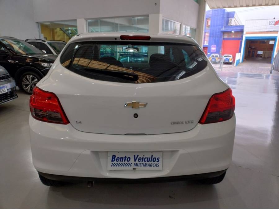 CHEVROLET - ONIX - 2013/2014 - Branca - R$ 53.900,00
