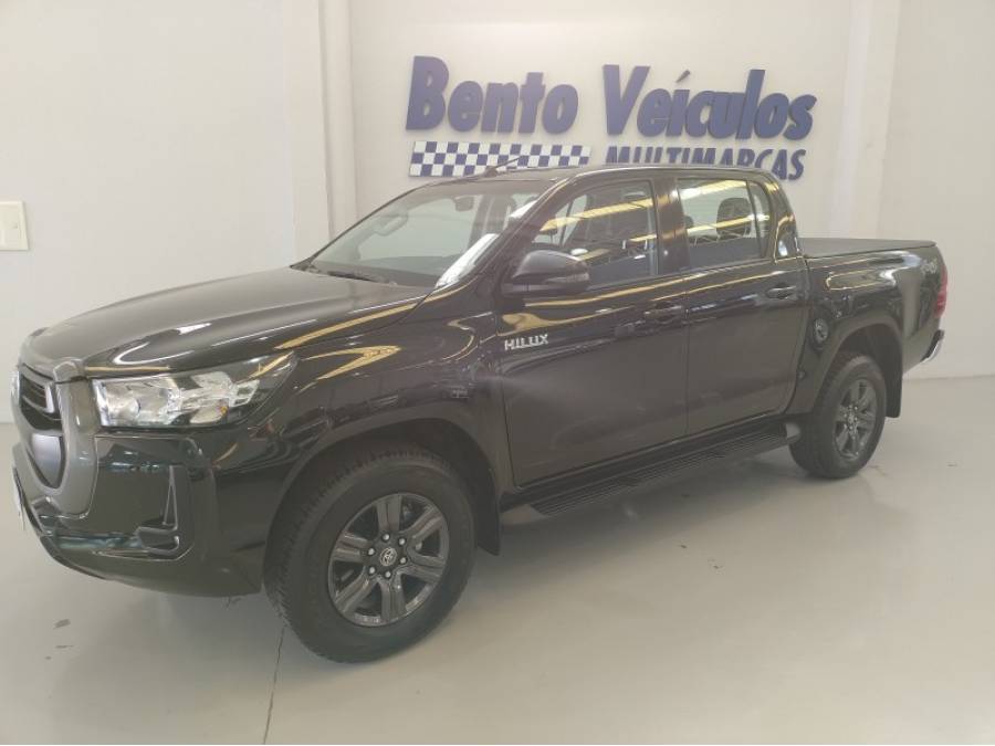 TOYOTA - HILUX - 2023/2024 - Preta - R$ 240.000,00