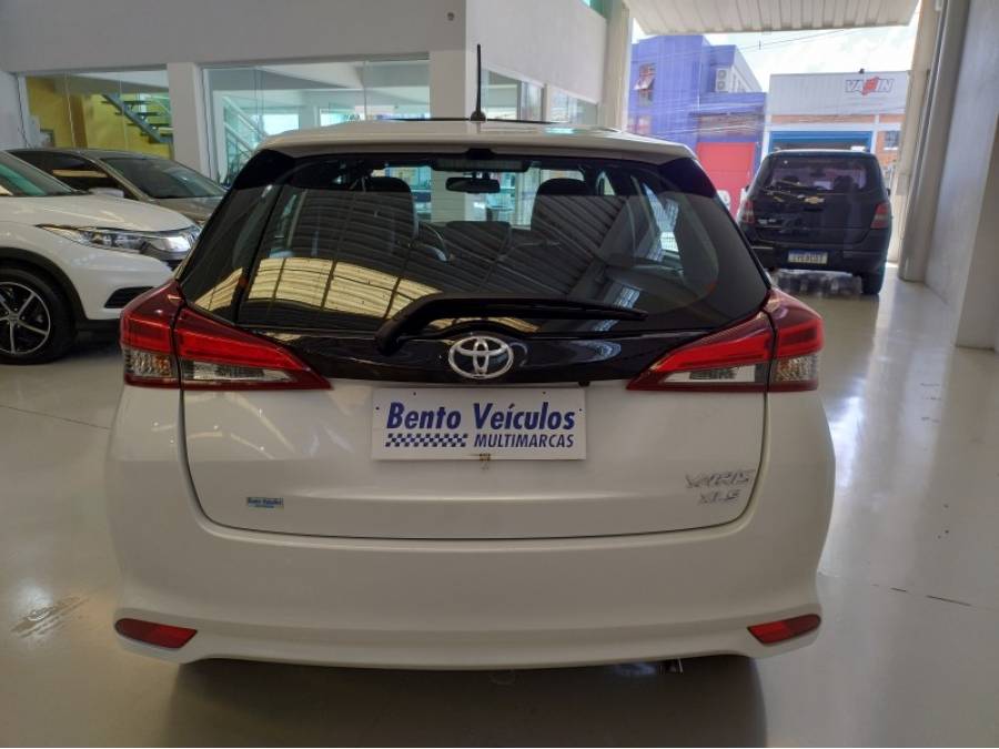 TOYOTA - YARIS - 2020/2021 - Branca - R$ 91.900,00