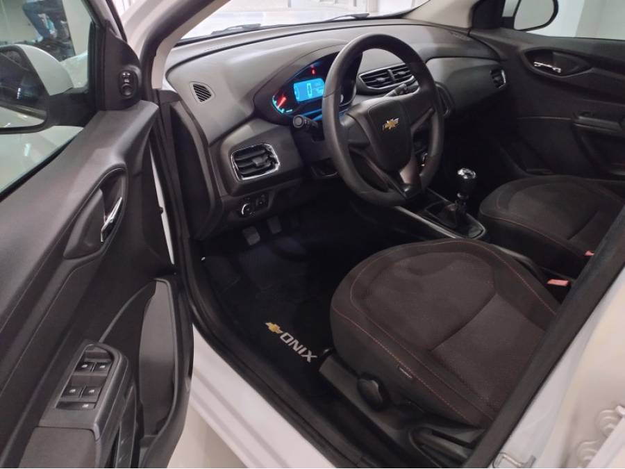 CHEVROLET - ONIX - 2013/2014 - Branca - R$ 53.900,00