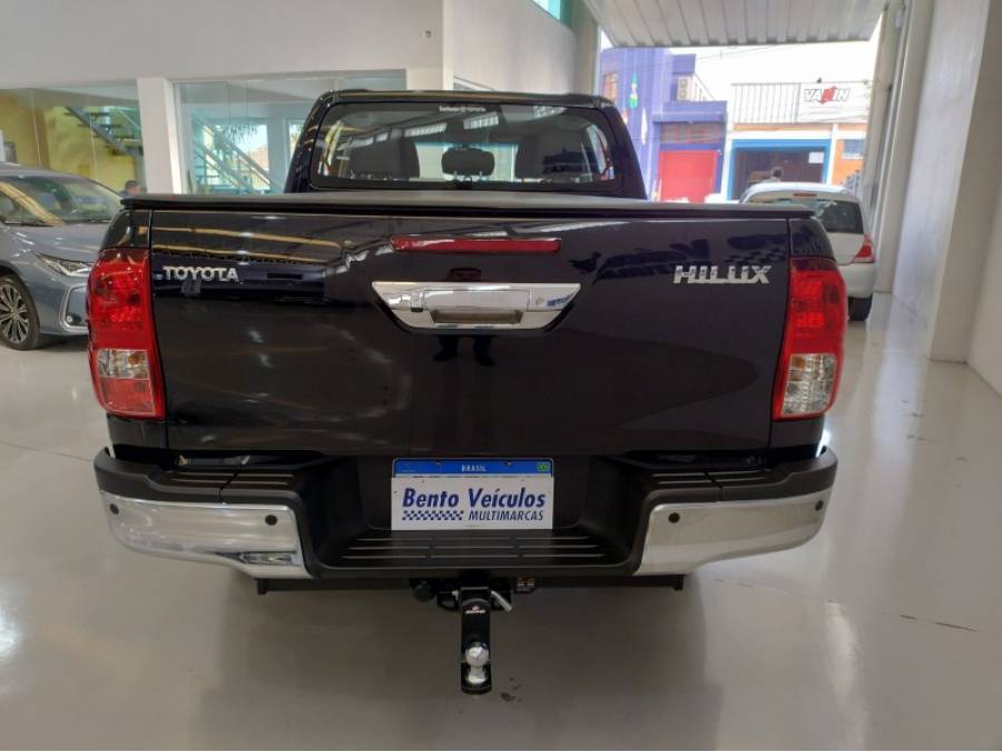 TOYOTA - HILUX - 2023/2024 - Preta - R$ 240.000,00