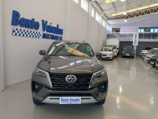 TOYOTA - HILUX SW4 - 2023/2023 - Cinza - R$ 325.000,00