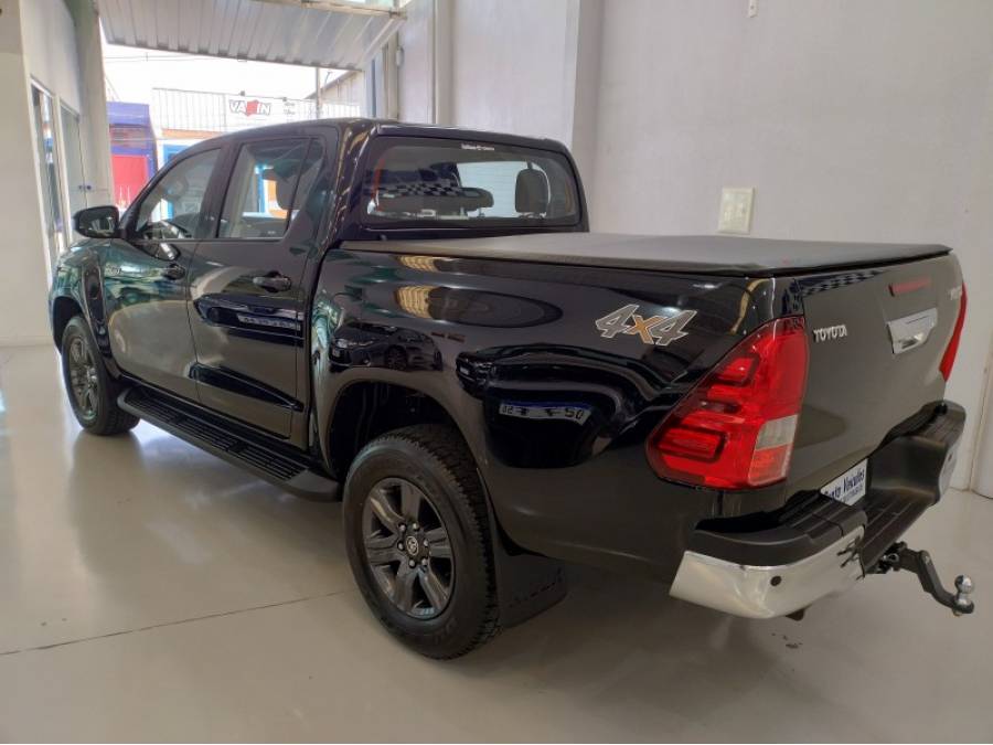 TOYOTA - HILUX - 2023/2024 - Preta - R$ 240.000,00