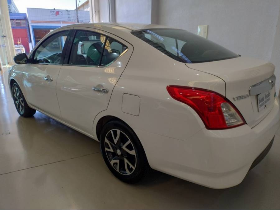 NISSAN - VERSA - 2016/2017 - Branca - R$ 61.000,00