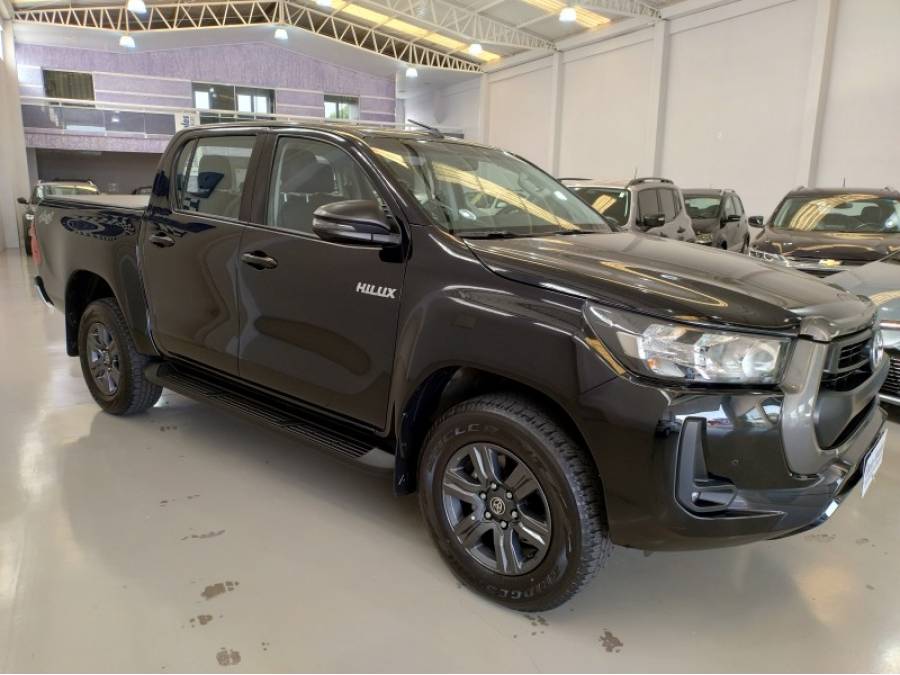 TOYOTA - HILUX - 2023/2024 - Preta - R$ 240.000,00