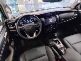 TOYOTA - HILUX SW4 - 2023/2023 - Cinza - R$ 325.000,00
