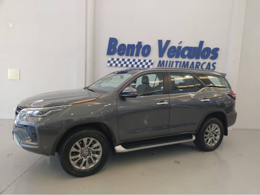 TOYOTA - HILUX SW4 - 2023/2023 - Cinza - R$ 325.000,00