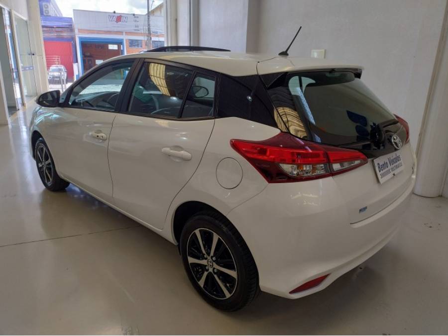 TOYOTA - YARIS - 2020/2021 - Branca - R$ 91.900,00