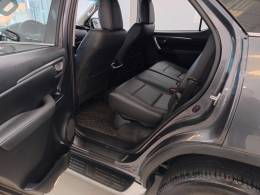 TOYOTA - HILUX SW4 - 2023/2023 - Cinza - R$ 325.000,00