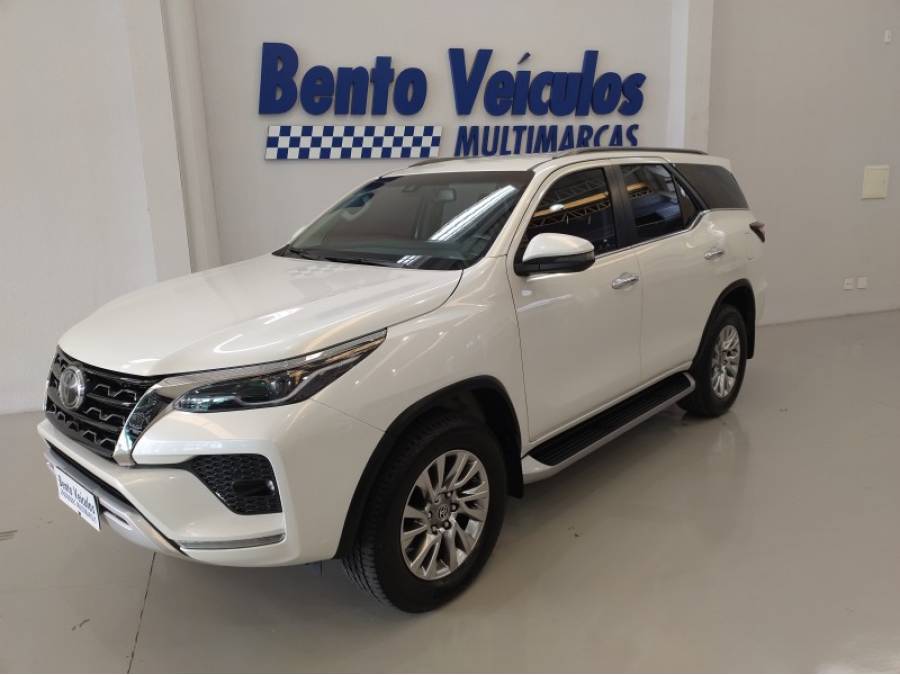 TOYOTA - HILUX SW4 - 2021/2021 - Branca - R$ 298.000,00