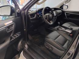 TOYOTA - HILUX SW4 - 2023/2023 - Cinza - R$ 325.000,00