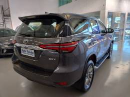 TOYOTA - HILUX SW4 - 2023/2023 - Cinza - R$ 325.000,00