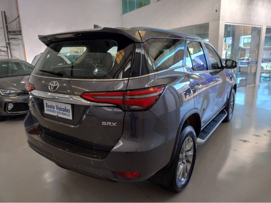 TOYOTA - HILUX SW4 - 2023/2023 - Cinza - R$ 325.000,00