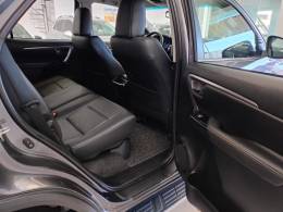 TOYOTA - HILUX SW4 - 2023/2023 - Cinza - R$ 325.000,00