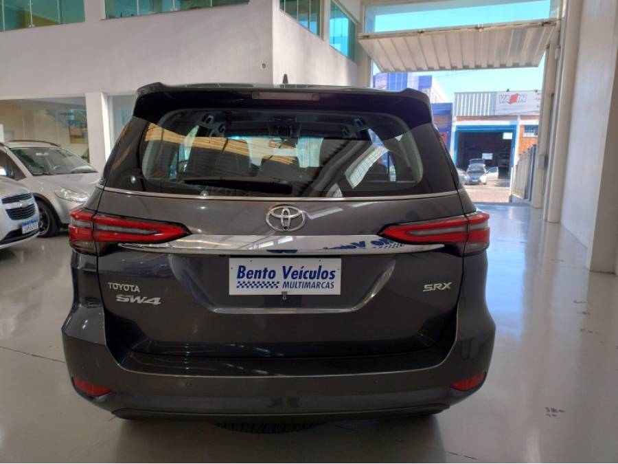 TOYOTA - HILUX SW4 - 2023/2023 - Cinza - R$ 325.000,00