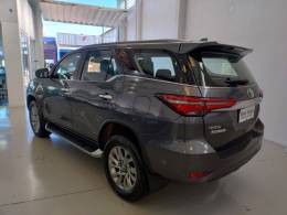 TOYOTA - HILUX SW4 - 2023/2023 - Cinza - R$ 325.000,00