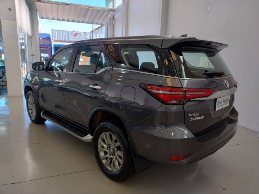 TOYOTA - HILUX SW4 - 2023/2023 - Cinza - R$ 325.000,00