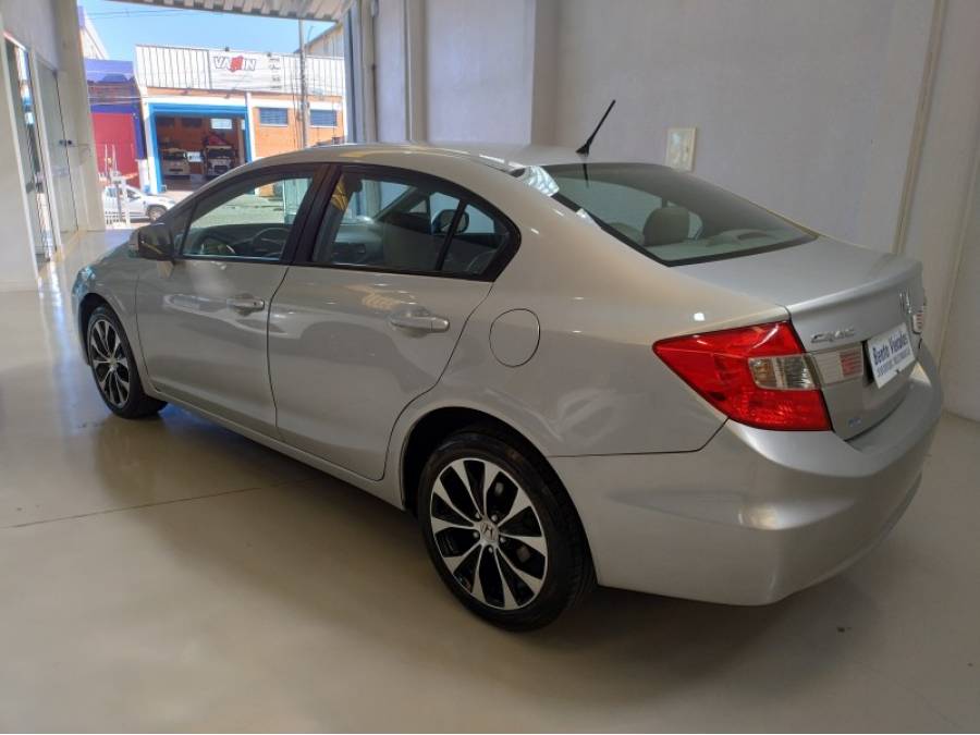 HONDA - CIVIC - 2015/2016 - Prata - R$ 81.900,00