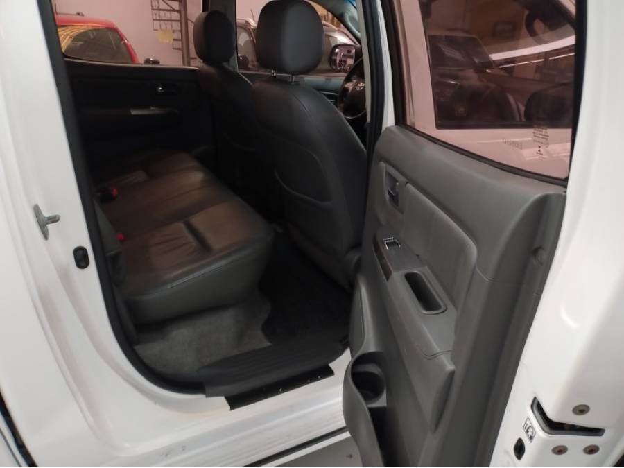 TOYOTA - HILUX - 2014/2014 - Branca - R$ 140.900,00