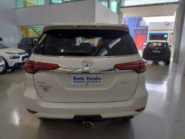 TOYOTA - HILUX SW4 - 2021/2021 - Branca - R$ 298.000,00